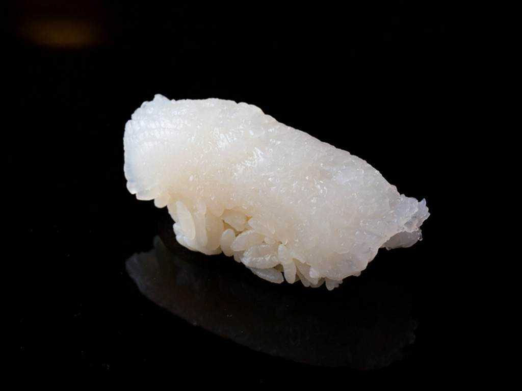 繊維を断ち切るように包丁を入れ、食感と甘みを増幅させる『アカイカ』