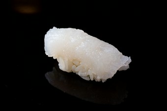 繊維を断ち切るように包丁を入れ、食感と甘みを増幅させる『アカイカ』