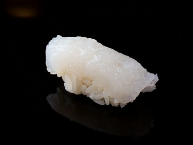 繊維を断ち切るように包丁を入れ、食感と甘みを増幅させる『アカイカ』