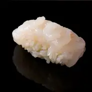 夕方から夜にかけてセリに回る新湊からのみ仕入れる『白エビ』。とれたてから店へ届くまでの最短を計算。素早く処理のできる港を考慮し、新湊から取り寄せる。