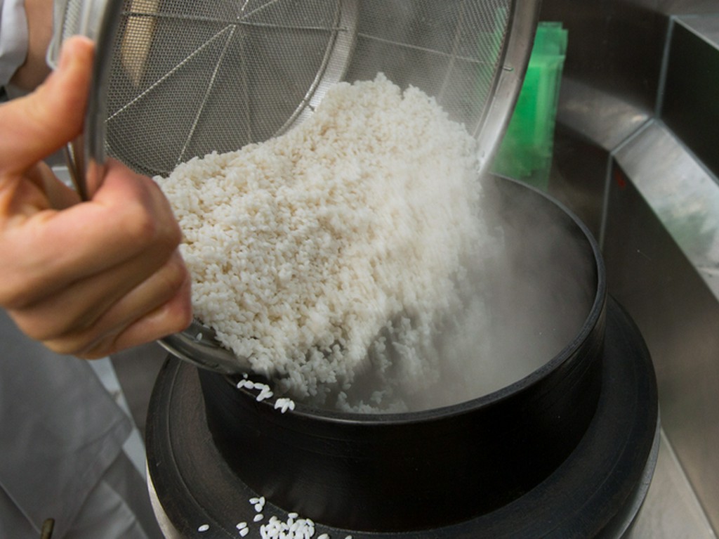 昔ながらの湯炊きのシャリに、氷水で浸水というひと手間を