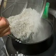 ネタを活かすシャリにもこだわりは尽きません。まずは氷水で浸水させた後、熱湯から炊き始める昔ながらの湯炊きにて炊飯。粘りの少ないササシグレを使い、ネタとシャリがバランスよく、ほどよく交わる塩梅を研究。