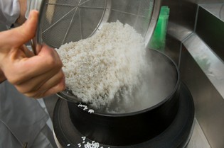 昔ながらの湯炊きのシャリに、氷水で浸水というひと手間を