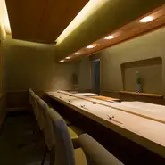 まっすぐに伸びた全8席のカウンターのみの小さな店です。おひとり様でいらっしゃる方も意外に多いので、気兼ねなく能登の魚を楽しんでいただければと思います。