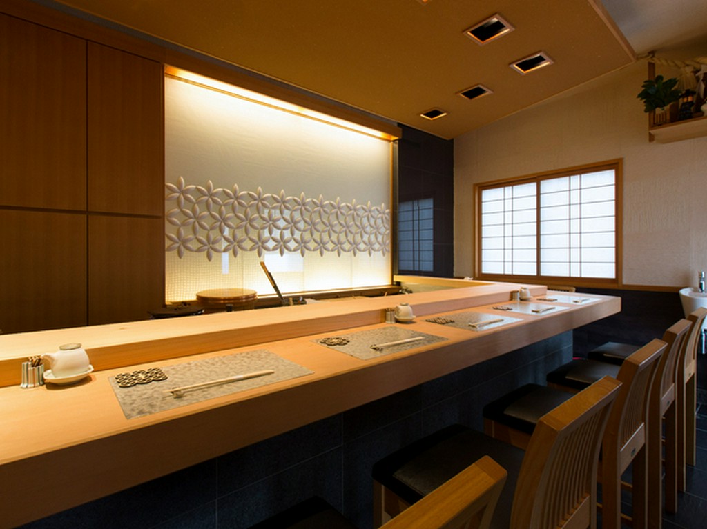 1階カウンター7席はひとりの常連客も多数