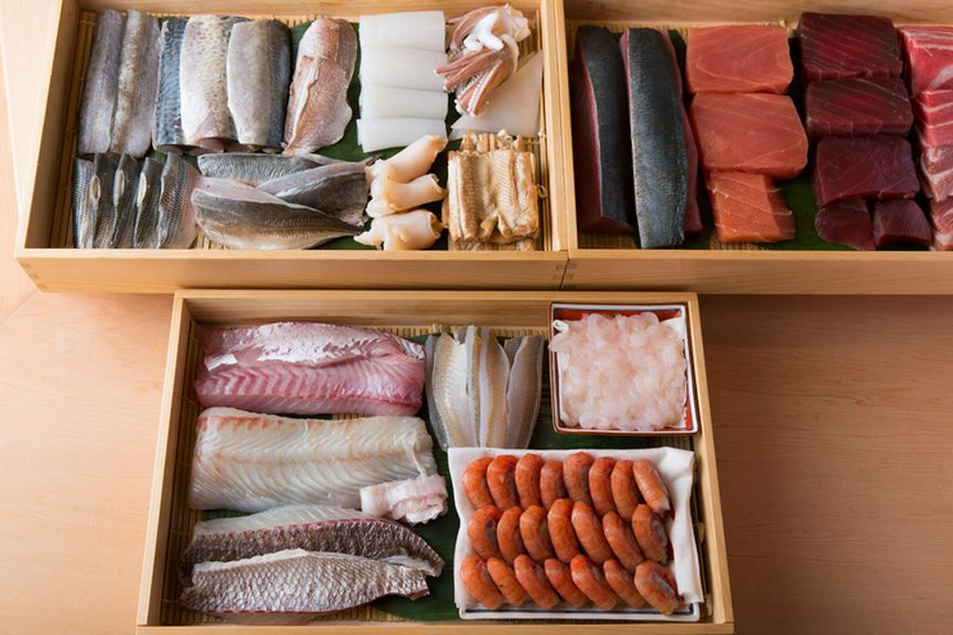 北陸の地魚を中心に仕入れ、丁寧な仕事を施し提供