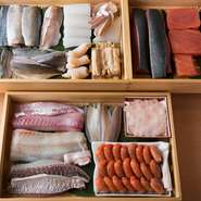 友人が魚屋をやっていることもあり、キツネガツオなど、せっかくならば北陸ならではの魚介を提供できればと思っています。そこにひと仕事加えてさらに旨みを引き出すのが寿司屋の仕事だと思っています。