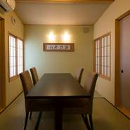 ゆったり会食ならば、テーブル席のある個室へ
