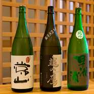 「日本酒は地元・福井の酒を中心にラインナップしております」と塚田氏。早瀬浦の純米吟醸、越の鷹の純米吟醸、常山の純米超辛など、季節の酒も織り交ぜながら福井の銘酒を厳選して取り揃えています。
