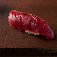 マグロは季節によりその時期もっとも良いエリアを厳選。今回は大間のはえ縄を提供。150kg越えの本マグロは5日間熟成させて提供する。シャリはマグロや青魚との相性を考え調整しています。