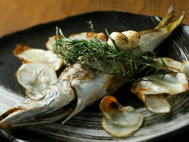 厳選して仕入れた旬の魚を、素材の味を活かしたシンプルな調理法でいただく『一本魚のロースト』