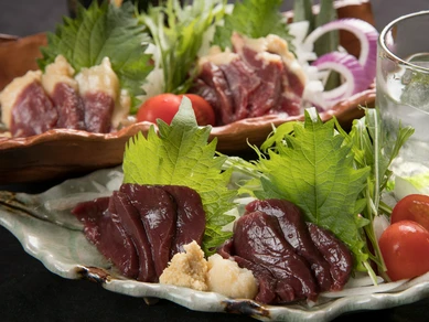 熊本産馬刺しに九州産地鶏など、お酒が進む食材も料理がズラリ