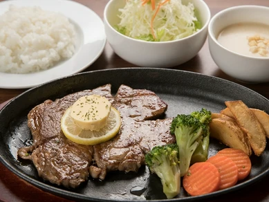 熱々の鉄板が食欲をアップ『リブアイステーキ』