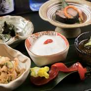 その季節の旬の食材を使った琉球料理を五種類盛り合わせたメニュー。豚肉を黒ゴマで和えて蒸した「ミルダム」などが味わえます。琉球料理が初めての人や、いろいろな琉球料理を楽しみたいという人におすすめです。