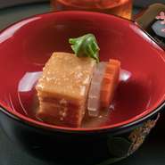 沖縄の伝統的な豚の角煮。とろとろ食感がクセになる『らふてー』