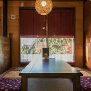 おしゃれかつモダンな雰囲気の店内は、ゆったりとお食事を楽しめるくつろぎの空間。小さな子ども連れのご家族に嬉しい座敷席のご用意もあり、ファミリーでご来店される方も多くいらっしゃるのだとか。