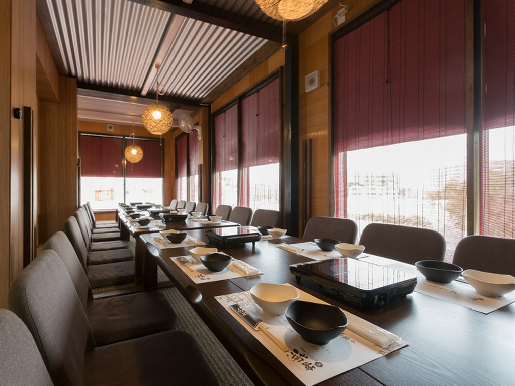 グループや20名越えの大人数でも対応できる団体席を完備