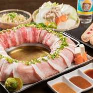 だしの周りをお肉で囲んだ円形の鍋は、お肉と野菜を崩しながら食べ進める新感覚スタイル。ヘルシーさも魅力の『しゃぶしゃぶ』です。
※1鍋2人前になります。コースによって盛り付けが異なる場合がございます。
