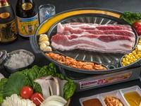サムギョプサル（厚切り豚バラ肉・キムチ・コーン・ケランチム）、巻き野菜セット、焼き野菜セット、ごはん、デザート、ドリンク1杯
※要予約
※2名様より注文可能(1名様あたり￥3,480)
小学生500円引き