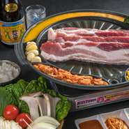 サムギョプサル（厚切り豚バラ肉・キムチ・コーン・ケランチム）、巻き野菜セット、焼き野菜セット、ごはん、デザート、ドリンク1杯
※要予約
※2名様より注文可能(1名様あたり￥3,480)
小学生500円引き