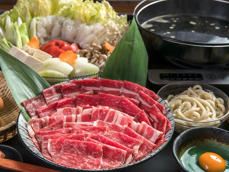 トマトの酸味が新たな風味をもたらす『厳選トマト牛すき焼』『牛すき焼』