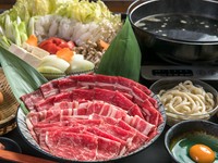 洋風のテイストも加わったオリジナリティー溢れる逸品です。特製の割り下にトマトを入れることで酸味が加わり爽やかさがアップ。贅沢なの旨みが詰まった絶品です。

※2名様より注文可能(1名様あたり￥2,780)