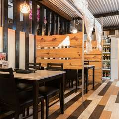 温かみ溢れる、落ち着いた雰囲気の店内