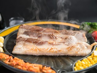 厚切り豚肉をヘルシーに味わう『サムギョプサル』