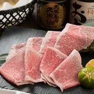 お店ではスペイン産「イベリコ豚」やイタリア産「ホエー豚」、沖縄県産「もとぶ牛」、などこだわりの「肉」を仕入れ。店内で一枚一枚、丁寧に加工、新鮮・上質な味わいを届けます。