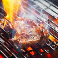 もも肉を丸ごと一枚、カットせずに焼き上げていきます。パリッとした皮目とジューシーでやわらかい肉の美味しさが絶妙。味付けが4種類あるので、その日の気分やメンバーに合わせて1種類選択できます。