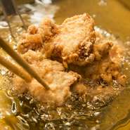 溢れ出る肉汁がたまらない！
お持ち帰りするお客様が続出の人気の一品！