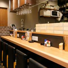 スタッフとお距離が近いカウンター席で、おひとり様も楽しんで