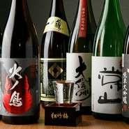 厳選しながら仕入れている、全国各地の日本酒がずらり。メニューにない一本や、季節限定の一本が揃うこともあります。スッキリとした後味の辛口は、甘辛いタレの焼き鳥に良く合います。