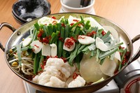 たっぷりのニラにニンニクチップ、ボリューム満点な一品『もつ鍋』