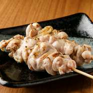 焼き鳥の醍醐味を味わいたいなら、『もも』は外せません。自慢の朝びき鶏を贅沢にも大きめカットで串打ちしています。炭火を使い、表はカリカリ香ばしく焼き上げ、中はふっくら柔らかく仕上げています。