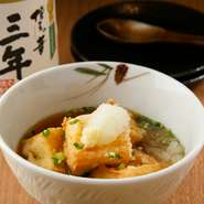 焼き鳥以外のメニューにも力を入れています。揚げる時間や温度に気を配る『揚げだし豆腐』。豆腐の風味を残しながら、香ばしさもの楽しみます。出汁に浸した柔らかい部分と、カリカリ食感の対比も美味しい。
