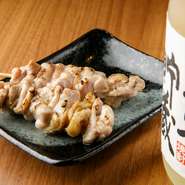 朝挽きした鶏肉を使うことによって、臭みも無く新鮮でジューシーな美味しさを味わえます。ストレスフリーの環境で長期間飼育された「赤鶏」は、弾力のある肉質とコクのある深い味わいが特徴です。