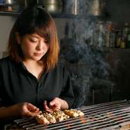 サービスに上限はありません。例えば、お客様のご要望に合わせ、メニューに無くても食材があれば、その場で調理いたします。ご来店くださったお客様がご満足いただけるように、日々最善を尽くします。
