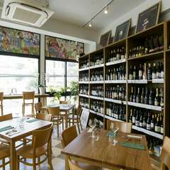 天井が高く、気持ちいいイタリアの風が吹き抜ける店内