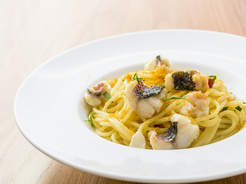 グルクンなど沖縄産の魚で仕立てる『近海魚とカラスミのガーリックスパゲッティ』