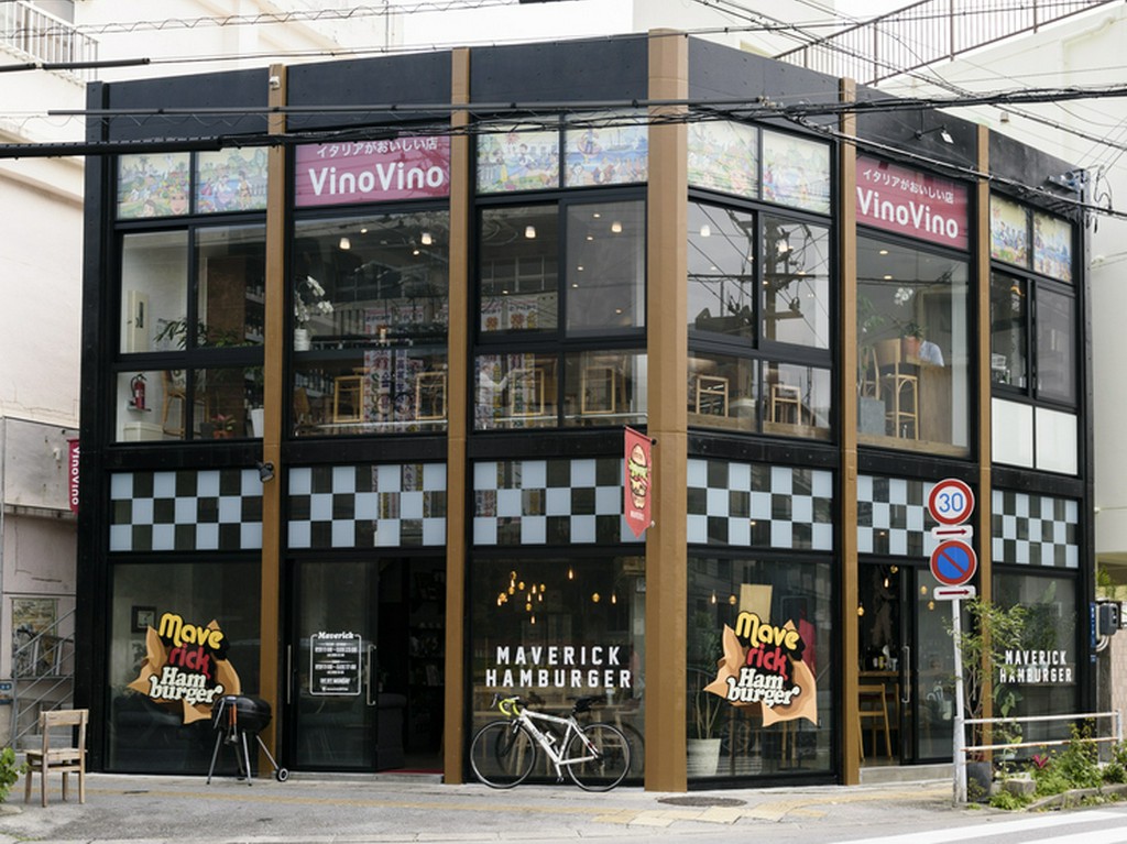 おしゃれな建物の2階にあります