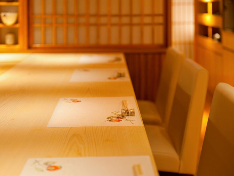 カウンター越しに眺める、料理人の繊細な仕事