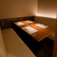 地下1階にある当店は大人の隠れ家であり、静謐な空間を静かに流れる時と共にお過ごしできます。ご接待や会食、記念日といった大切なシーンでも是非ご利用ください。