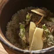 贅沢な海の幸の饗宴『海鮮四種の土鍋炊き込み御飯』