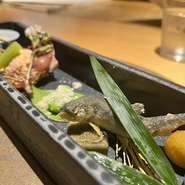 ※写真は一例です。
※内容や器は毎月変わります。
※お1人様１つご注文下さい。

少量多種、一口サイズの前菜の盛り合わせ。
和食の五味五法を用いたお料理の数々を季節感と共にお楽しみ下さい。

