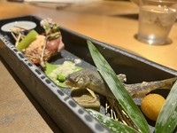 ※写真は一例です。
※内容や器は毎月変わります。
※お1人様１つご注文下さい。

少量多種、一口サイズの前菜の盛り合わせ。
和食の五味五法を用いたお料理の数々を季節感と共にお楽しみ下さい。

