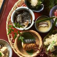 和食の五味五法を用いたお料理がひとつのお膳で楽しめます。内容は毎月変わり、お料理だけでなく器や盛り付けで季節感を演出。※特別籠盛り和御膳には＋1500円で和牛ステーキ（40g）が付きます。