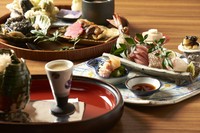 お昼のお得な懐石コース

コース仕立てで旬のお料理が楽しめます。
季節のお野菜のすり流しから始まり冷菜、温菜、お食事、甘味
と豊富な食材とお料理の数々

女子会などに大変人気のコースです。
