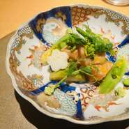 ※写真は4月のディナーコースのお造りです。

桜鱒の桜〆～春のサラダ仕立て～

※コースの内容は毎月変わります。
※コースのみのメニューとなります。
