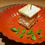 名残のズワイガニのカツサンド
～蟹味噌辛子マヨネーズ～

濃厚な蟹味噌ソースとサクッと揚がったズワイガニのフライ
もう一つ食べたくなる後引く美味しさ

※4月のコースのみのお料理となります。